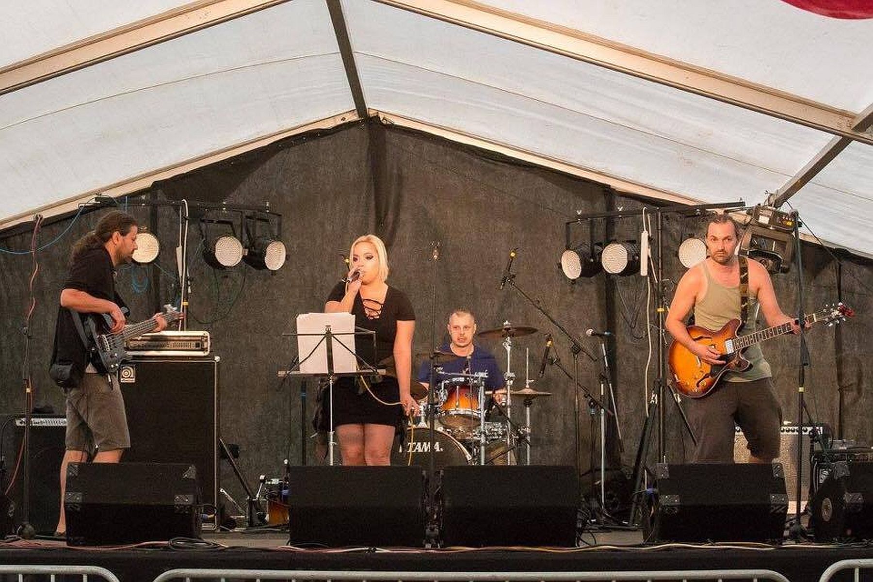 Az Idő Van zenekar koncertezik pénteken a Petz Sörözőben